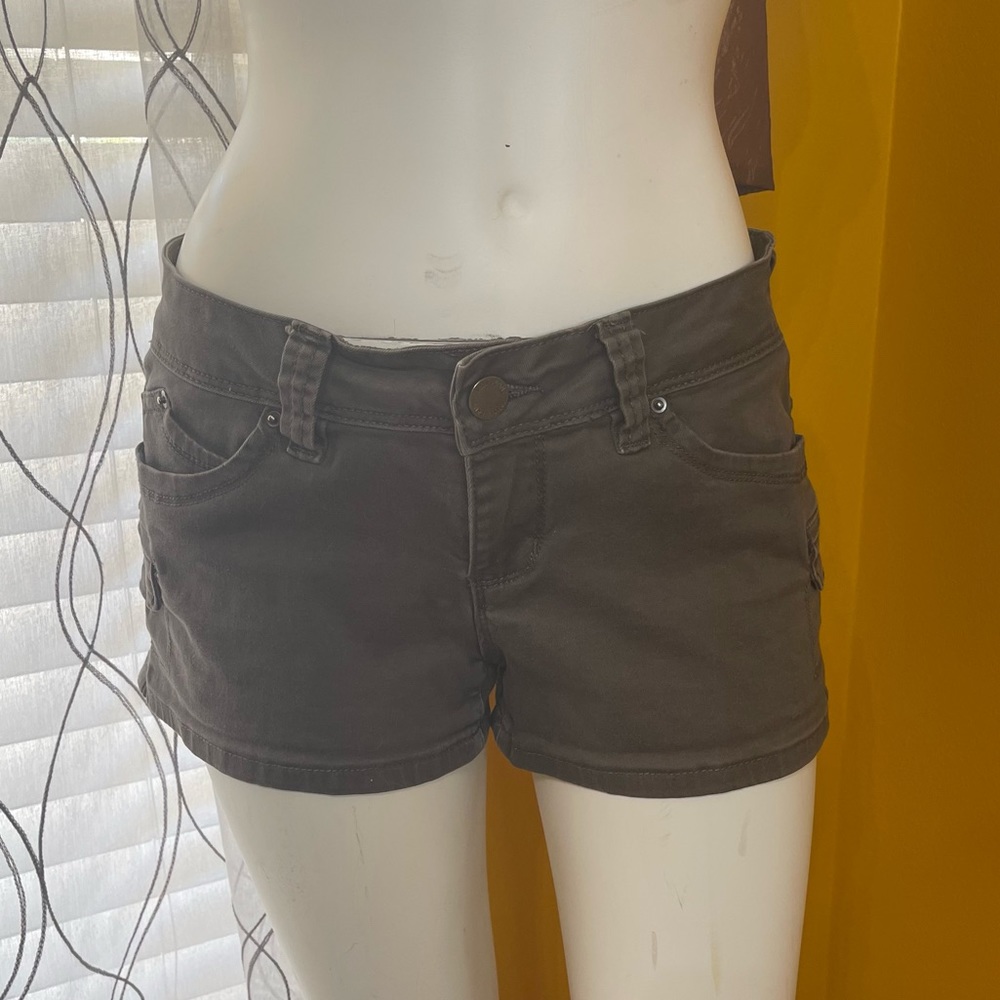 Low rise, stretchy soft cargo shorts in army green w lots of pockets